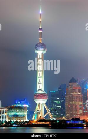 SHANGHAI, Cina - 28 Maggio: Oriental Pearl Tower oltre il fiume su 28 Maggio 2012 a Shanghai in Cina. La torre era il più alto struttura in Cina ad esclusione di Taiwan da 1994-2007 e il punto di riferimento di Shanghai. Foto Stock