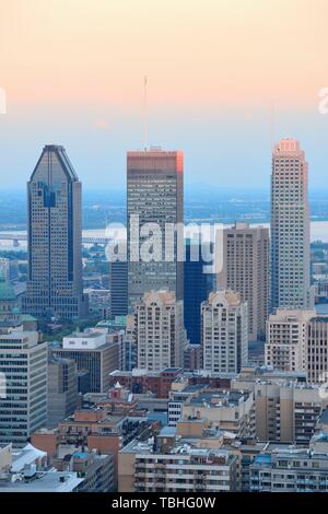 La città di Montreal skyline al tramonto visto dal Mont Royal con urban grattacieli. Foto Stock