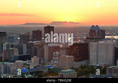 Montreal sunrise visto dal Mont Royal con lo skyline della citta' al mattino Foto Stock
