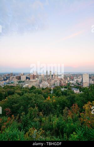 La città di Montreal skyline al tramonto visto dal Mont Royal con urban grattacieli. Foto Stock