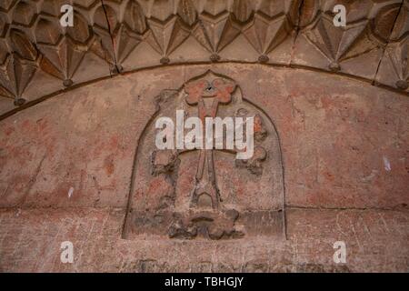 Croce cristiana scolpita sulla pietra in Armenia Foto Stock