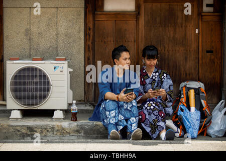 Un giovane vestito in uno yukata tradizionali costumi durante un festival a Nagoya. Una trentina di giovani successori hanno mostrato di 400 anni tecniche ereditate Tie-Dyeing "tecnica", compresi oltre 100 diverse procedure, lungo il tratto della Vecchia Tokaido via che scorre all'interno del distretto. Foto Stock