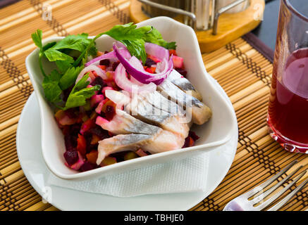 Insalata russa insalata con dadolata di verdure e radici servito con le aringhe sottaceto Foto Stock