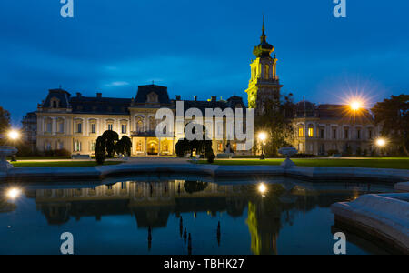 Notte Festetics Palace è un punto di riferimento storico di Keszthely in Ungheria all'esterno. Foto Stock