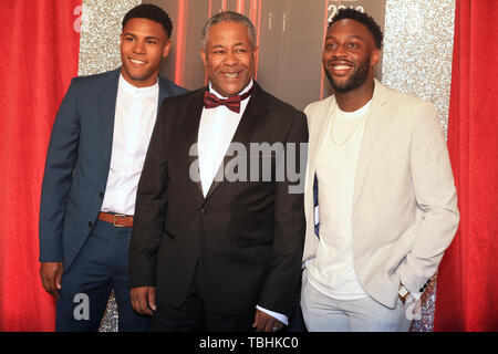 (Da sinistra a destra) Nathan Graham, Trevor Michael Georges e Ryan Russell frequentando il British Soap Awards 2019 tenutosi presso il teatro lirico al Lowry di Manchester. Foto Stock