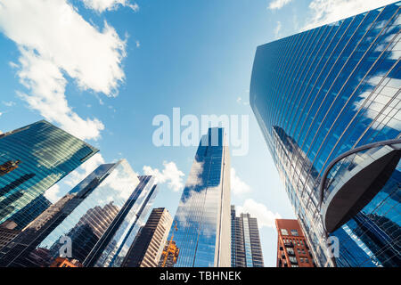 Moderni edifici a torre o grattacieli nel distretto finanziario con il cloud sulla giornata di sole in Chicago STATI UNITI D'AMERICA. Industria edile, business enterprise concept Foto Stock