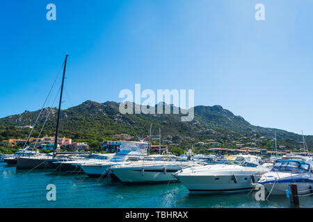 Barche di lusso a Porto Cervo e la Costa Smeralda. Sardegna, Italia Foto Stock