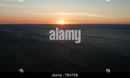 Tramonto colorato sopra la superficie del mare con onde. vista aerea. Tramonto sull'oceano. Seascape, estate e viaggi Concetto di vacanza Foto Stock