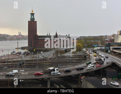 Centralbron con traffico di auto di fronte al Municipio di Stoccolma durante una giornata di pioggia a Stoccolma, Svezia Foto Stock