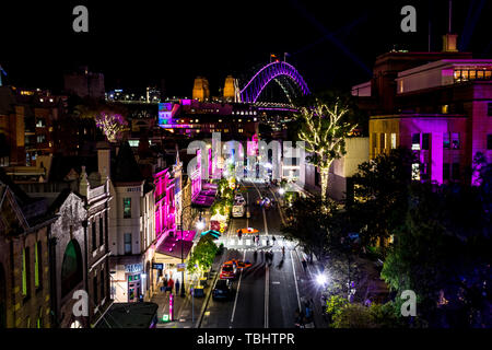 Sydney's area Rocks su George Street di notte durante il festival della luce vivida. Foto Stock