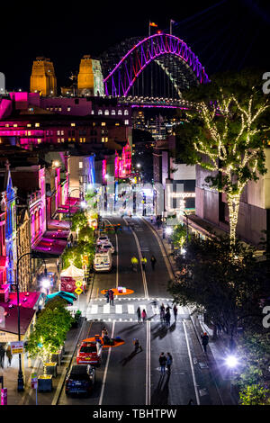 Sydney's area Rocks su George Street di notte durante il festival della luce vivida. Foto Stock