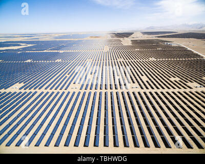 Energia solare stazione nel campo da fuco Foto Stock