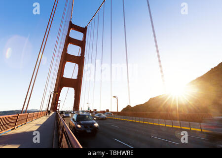 Il traffico su gold gate bridge a fine giornata Foto Stock