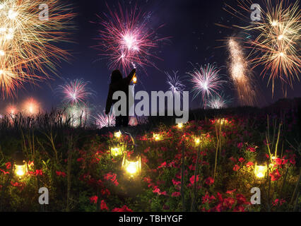 Sogno, bellissimo campus di notte e ombrose strade sotto la pioggia Foto Stock