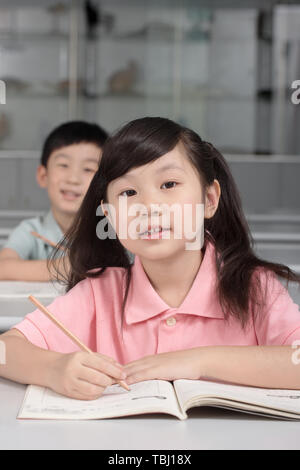 La vita degli studenti della scuola primaria a scuola Foto Stock