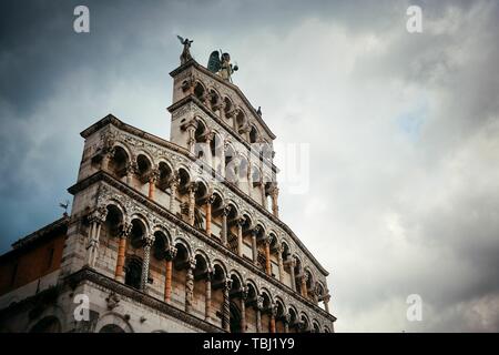 La Chiesa di San Pietro Somaldi e Campanile facciata closeup in Lucca Italia Italy Foto Stock