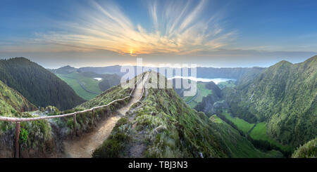 Paesaggio di montagna con il sentiero escursionistico e vista di bellissimi laghi Ponta Delgada, isola Sao Miguel, Azzorre, Portogallo. Foto Stock