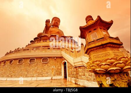 Bronzo gigantesca statua del Buddha in Hong Kong. Foto Stock