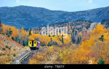 MT Washington, New Hampshire - Ott 13: turismo treno alla gamma della montagna con il fogliame in ottobre 13, 2015 in New Hampshire. Washington Mt è la vetta più alta nel nord-est America. Foto Stock