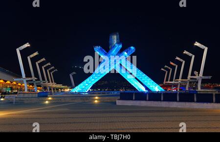 VANCOUVER, BC - 17 agosto: Jack Poole Plaza e alle Olimpiadi fiaccola su agosto 17, 2015 a Vancouver in Canada. Con 603k popolazione, è uno dei più etnicamente diverse città in Canada. Foto Stock