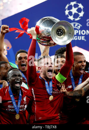 Liverpool la Giordania Henderson celebra con il trofeo dopo la finale di UEFA Champions League a Wanda Metropolitano, Madrid. Foto Stock