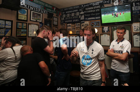 Tottenham Hotspur fans sguardo sconsolato dopo aver guardato la finale di UEFA Champions League al Muratori Pub di Londra. Foto Stock