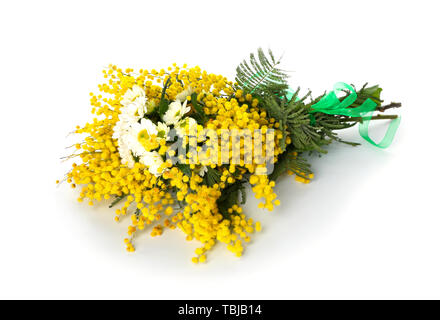 Bouquet con bellissimi fiori mimosa su sfondo bianco Foto Stock