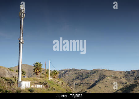 Immagine di panorama di antenne per telefonia mobile in Spagna su un lato della collina Foto Stock