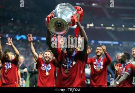 Madrid, Spagna. Dal 01 Giugno, 2019. Divock Origi celebra con il trofeo, Tottenham Hotspur FC V Liverpool FC, 2019 Credit: Allstar Picture Library/Alamy Live News Credito: Allstar Picture Library/Alamy Live News Foto Stock