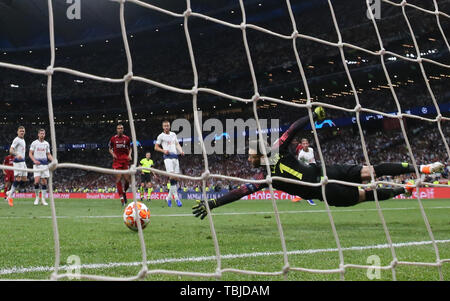 Madrid, Spagna. 02Giugno, 2019. Calcio: Champions League, Finale Tottenham Hotspur - FC Liverpool a Wanda Metropolitano Stadium. Tottenham portiere Hugo Lloris (anteriore) non riesce a tenere il Liverpool 2-0 gol da Divock Origi (nascosta dietro). Credito: Jan Woitas/dpa-Zentralbild/dpa/Alamy Live News Foto Stock