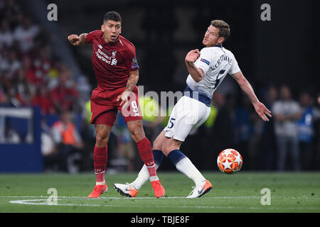 Madrid, Spanien. Dal 01 Giugno, 2019. Roberto Firmino (Liverpool, l.) contro Jan Vertonghen (Tottenham, r.). Calcetto: Finale di UEFA Champions League 2019: Tottenham Hotspurs vs Liverpool FC, Madrid, Giugno 1, 2019 | Utilizzo di credito in tutto il mondo: dpa/Alamy Live News Foto Stock