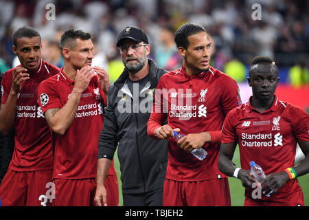 Madrid, Spanien. Dal 01 Giugno, 2019. Juergen KLOPP (pullman Liverpool) inwithten i suoi giocatori. Il calcio finale di Champions League 2019/Tottenham Hotspur-Liverpool FC 0-2, stagione2018/19, al 01.06.2019, Stadio Wanda Metropolitano. | Utilizzo di credito in tutto il mondo: dpa/Alamy Live News Foto Stock