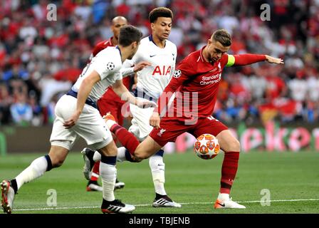 Madrid, Spagna. Il 1 giugno, 2019. Liverpool la Giordania Henderson (R) compete durante la finale di UEFA Champions League match tra due squadre inglesi Liverpool e Tottenham Hotspur di Madrid in Spagna, il 1 giugno 2019. Liverpool ha vinto 2-0 e rivendicato il campione. Credito: Guo Qiuda/Xinhua/Alamy Live News Foto Stock