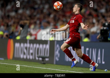 Madrid, Spagna. 02Giugno, 2019. Finale di UEFA Champions League, Tottenham Hotspur contro il Liverpool FC; Andrew Robertson di Liverpool controlla il credito a sfera: Azione Plus immagini di sport/Alamy Live News Foto Stock