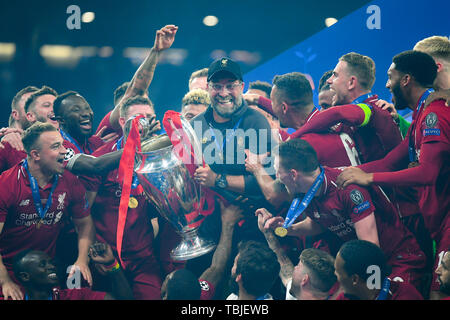 Madrid, Spanien. Dal 01 Giugno, 2019. Sollevare il trofeo e di giubilo a vincere la Champions League: Pullman Juergen Klopp (Liverpool). Calcetto: Finale di UEFA Champions League 2019: Tottenham Hotspurs vs Liverpool FC, Madrid, Giugno 1, 2019 | Utilizzo di credito in tutto il mondo: dpa/Alamy Live News Foto Stock