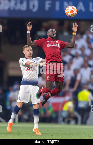 Madrid, Spagna. Il 1 giugno, 2019. Sadio Mane (Liverpool FC) Kieran Trippier (Tottenham Hotspur F.C.) durante la finale di UEFA Champions League match tra Tottenham 0-2 Liverpool FC a Estadio metropolitano di Madrid in Spagna, Giugno 1, 2019. Credito: Maurizio Borsari/AFLO/Alamy Live News Foto Stock