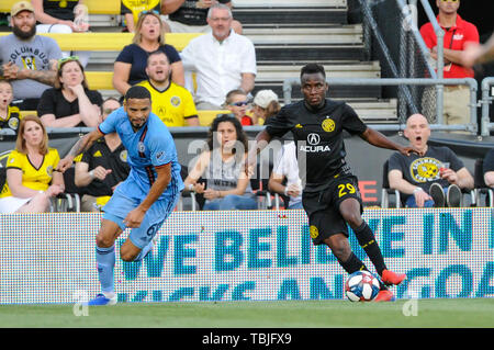 Sabato, Giugno 01, 2019: Columbus Crew SC centrocampista David Accam (29) e New York City FC defender Alexander Callens (6) nella prima metà del match tra New York City FC e Columbus Crew SC a MAPFRE Stadium, in Columbus OH. Obbligatorio Photo credit: Dorn Byg/Cal Sport Media. New York City FC 0 - Columbus Crew SC 1 Foto Stock