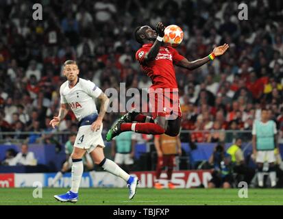 Madrid, Spagna. Il 1 giugno, 2019. Di Liverpool Sadio Mane (R) compete durante la finale di UEFA Champions League match tra due squadre inglesi Liverpool e Tottenham Hotspur di Madrid in Spagna, il 1 giugno 2019. Liverpool ha vinto 2-0 e rivendicato il campione. Credito: Guo Qiuda/Xinhua/Alamy Live News Foto Stock