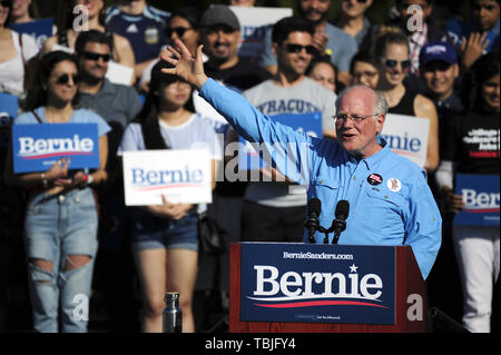 San Jose, CA, Stati Uniti d'America. Il 1 giugno, 2019. San Jose, CA, Stati Uniti - BEN COHEN, co-fondatore di gelato Ben & Jerry e Bernie Sanders campagna co-presidente riscaldato la folla prima di Bernie Sanders ha colpito la fase. Credito: Neal acque/ZUMA filo/Alamy Live News Foto Stock