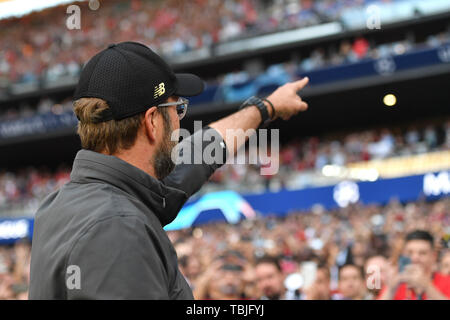 Madrid, Spanien. Dal 01 Giugno, 2019. Juergen KLOPP (pullman Liverpool) punti alla direzione di Tribuene. Il calcio finale di Champions League 2019/Tottenham Hotspur-Liverpool FC 0-2, stagione2018/19, al 01.06.2019, Stadio Wanda Metropolitano. | Utilizzo di credito in tutto il mondo: dpa/Alamy Live News Foto Stock