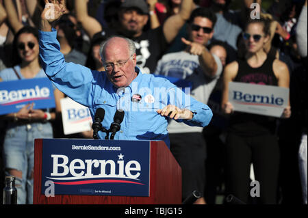 San Jose, CA, Stati Uniti d'America. Il 1 giugno, 2019. San Jose, CA, Stati Uniti - BEN COHEN, co-fondatore di gelato Ben & Jerry e Bernie Sanders campagna co-presidente riscaldato la folla prima di Bernie Sanders ha colpito la fase. Credito: Neal acque/ZUMA filo/Alamy Live News Foto Stock