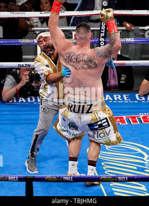 New York, Stati Uniti d'America. Il 1 giugno, 2019. ANDY RUIZ celebra con il suo allenatore dopo la sconfitta di ANTHONY JOSHUA in un IBF, WBA, WBO & IBO World Heavyweight Championship bout al Madison Square Garden di New York. Credito: Joel Plummer/ZUMA filo/Alamy Live News Foto Stock