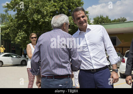 KYRIAKOS MITSOTAKIS, il conservatore nuova democrazia leader getta il suo voto sul secondo turno delle elezioni municipali. 2 Giugno, 2019. I Greci hanno votato per i sindaci e governatori regionali mentre elezioni parlamentari nazionali, dopo che il partito di governo SYRIZA la sconfitta nelle recenti elezioni del Parlamento europeo, sono in programma il 7 luglio 2019. Credito: Nikolas Georgiou/ZUMA filo/Alamy Live News Foto Stock