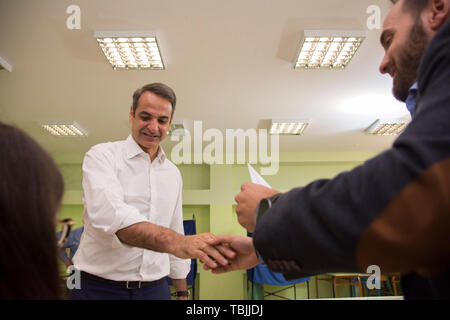 Atene, Grecia. 2 Giugno 2019. KYRIAKOS MITSOTAKIS, il conservatore nuova democrazia leader getta il suo voto sul secondo turno delle elezioni municipali. I Greci hanno votato per i sindaci e governatori regionali mentre elezioni parlamentari nazionali, dopo che il partito di governo SYRIZA la sconfitta nelle recenti elezioni del Parlamento europeo, sono in programma il 7 luglio 2019.© Nikolas Georgiou / Alamy Live News Foto Stock