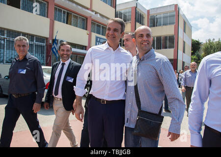Atene, Grecia. 2 Giugno 2019. KYRIAKOS MITSOTAKIS, il conservatore nuova democrazia leader getta il suo voto sul secondo turno delle elezioni municipali. I Greci hanno votato per i sindaci e governatori regionali mentre elezioni parlamentari nazionali, dopo che il partito di governo SYRIZA la sconfitta nelle recenti elezioni del Parlamento europeo, sono in programma il 7 luglio 2019.© Nikolas Georgiou / Alamy Live News Foto Stock