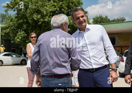 Atene, Grecia. 2 Giugno 2019. KYRIAKOS MITSOTAKIS, il conservatore nuova democrazia leader getta il suo voto sul secondo turno delle elezioni municipali. I Greci hanno votato per i sindaci e governatori regionali mentre elezioni parlamentari nazionali, dopo che il partito di governo SYRIZA la sconfitta nelle recenti elezioni del Parlamento europeo, sono in programma il 7 luglio 2019.© Nikolas Georgiou / Alamy Live News Foto Stock