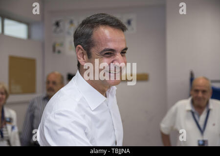 KYRIAKOS MITSOTAKIS, il conservatore nuova democrazia leader getta il suo voto sul secondo turno delle elezioni municipali. 2 Giugno, 2019. I Greci hanno votato per i sindaci e governatori regionali mentre elezioni parlamentari nazionali, dopo che il partito di governo SYRIZA la sconfitta nelle recenti elezioni del Parlamento europeo, sono in programma il 7 luglio 2019. Credito: Nikolas Georgiou/ZUMA filo/Alamy Live News Foto Stock
