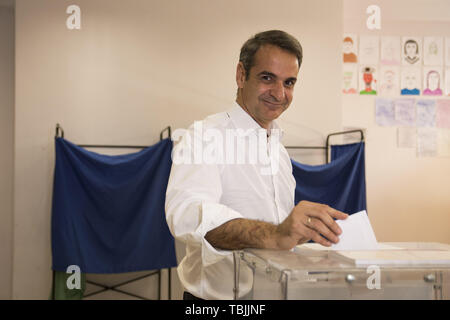KYRIAKOS MITSOTAKIS, il conservatore nuova democrazia leader getta il suo voto sul secondo turno delle elezioni municipali. 2 Giugno, 2019. I Greci hanno votato per i sindaci e governatori regionali mentre elezioni parlamentari nazionali, dopo che il partito di governo SYRIZA la sconfitta nelle recenti elezioni del Parlamento europeo, sono in programma il 7 luglio 2019. Credito: Nikolas Georgiou/ZUMA filo/Alamy Live News Foto Stock