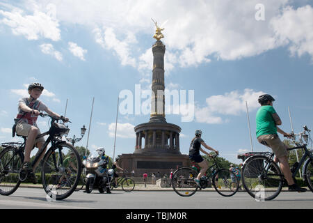 02 giugno 2019, Germania (tedesco), Berlino: i ciclisti sono sulla loro strada per la Vittoria Colonna durante il tradizionale rally dell'Allgemeine Deutschen Fahrradclub (ADFC). 19 strade portano da Berlino e Brandeburgo alla Colonna della Vittoria nella capitale. Foto: Paolo Zinken/dpa Foto Stock