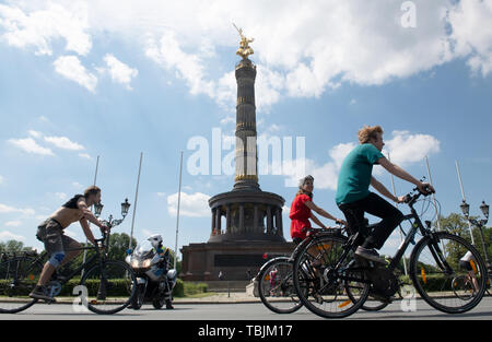 02 giugno 2019, Germania (tedesco), Berlino: i ciclisti sono sulla loro strada per la Vittoria Colonna durante il tradizionale rally dell'Allgemeine Deutschen Fahrradclub (ADFC). 19 strade portano da Berlino e Brandeburgo alla Colonna della Vittoria nella capitale. Foto: Paolo Zinken/dpa Foto Stock